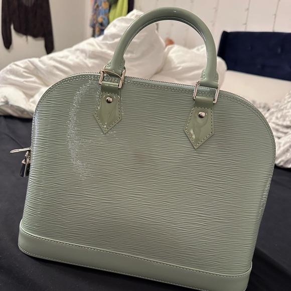 Louis Vuitton Alma Epi - Picture 9 of 12